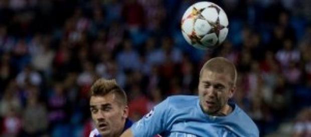 Griezzman intenta cabecear un balón Griezzman intenta cabecear un balón