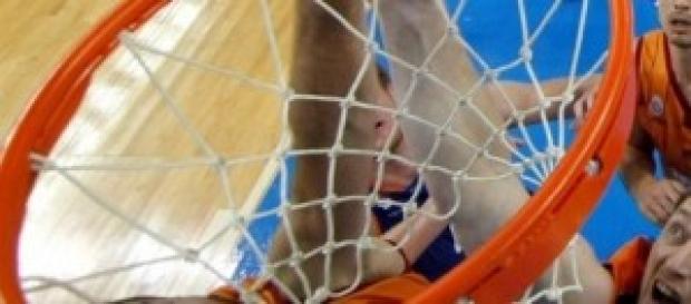 Lishchuk pelea por el rebote Lishchuk pelea por el rebote