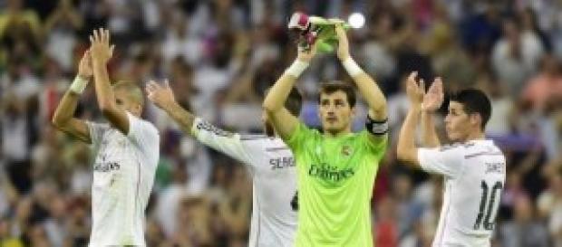 Jugadores del Madrid aplauden a su afición Jugadores del Madrid aplauden a su afición