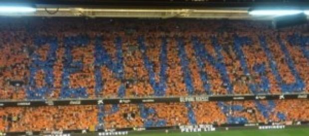 Tifo de Mestalla. "Benvingut Peter" Tifo de Mestalla. "Benvingut Peter"