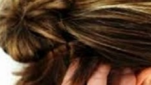 capelli grassi ecco le cause e i rimedi