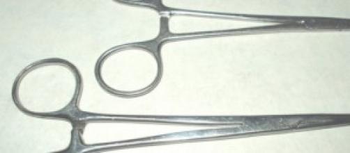 Strumenti chirurgici usati come oggetti di piacere