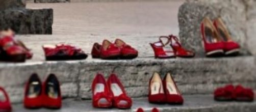 Le scarpe rosse contro i femminicidi e la violenza
