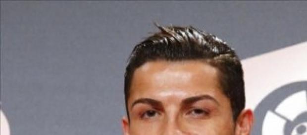 Cristiano Ronaldo con el premio a mejor jugador. Cristiano Ronaldo con el premio a mejor jugador.