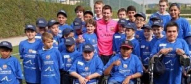 Messi y los niños que participaron del encuentro. Messi y los niños que participaron del encuentro.