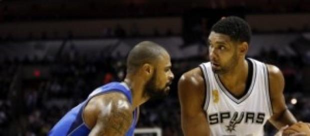 Tim Duncan ante Tyson Chandler Tim Duncan ante Tyson Chandler