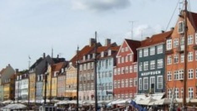 coloratissime case tradizionali sul lungomare 