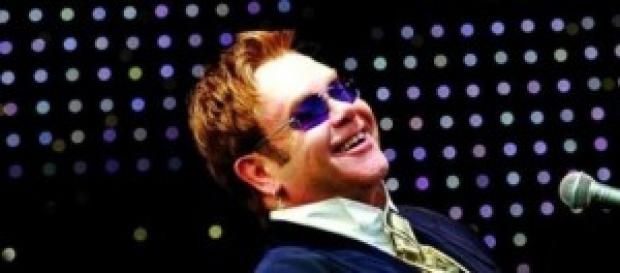 Elton John: "al Papa deberían de canonizarlo ya". Elton John: "al Papa deberían de canonizarlo ya".