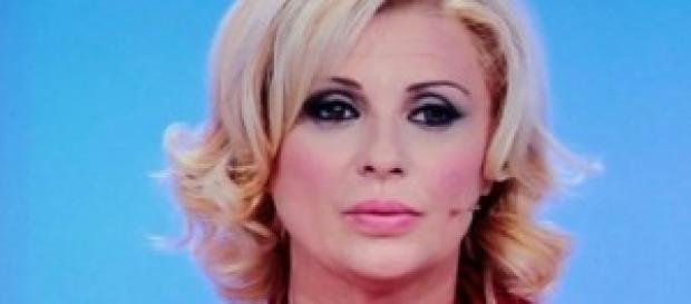 Isola dei famosi: Tina di Uomini e donne naufraga Isola dei famosi: Tina di Uomini e donne naufraga