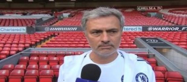 Josè Mourinho in testa con il suo Chelsea Josè Mourinho in testa con il suo Chelsea