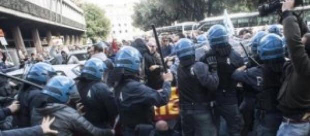 La carica della polizia alla manifestazione Ast La carica della polizia alla manifestazione Ast