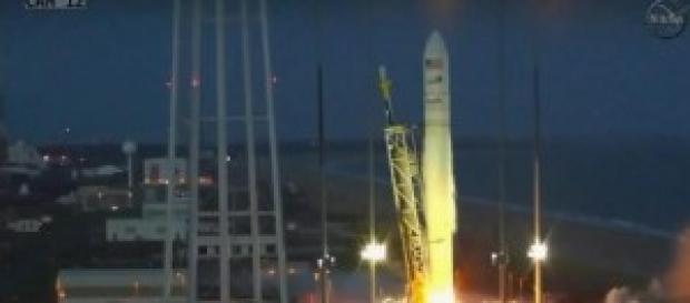 La fusée Antares sur son pas de tir en Virginie La fusée Antares sur son pas de tir en Virginie