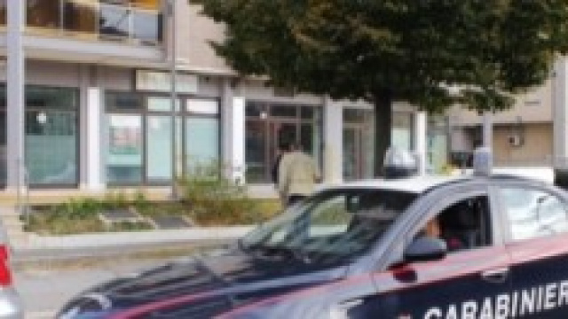 Davanti al palazzo dove si è svolta la tragedia. 