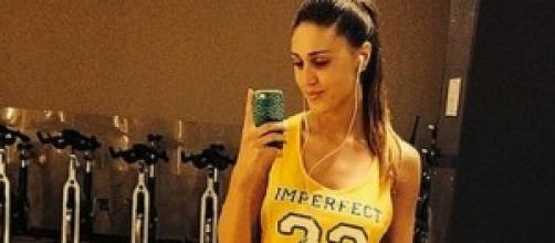 Cecilia Rodriguez in palestra mentre scatta selfie Cecilia Rodriguez in palestra mentre scatta selfie