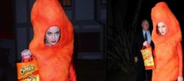 Katy Perry y su disfraz de cheeto. Katy Perry y su disfraz de cheeto.