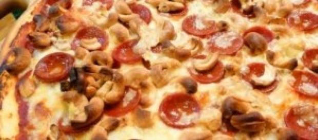 Pizza de pepperoni com castanhas de caju. Pizza de pepperoni com castanhas de caju.
