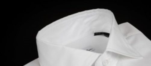 Camicia bianca con colletto morbido sartoriale.
