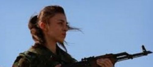 Giovane donna kamikaze anti Isis a Kobane