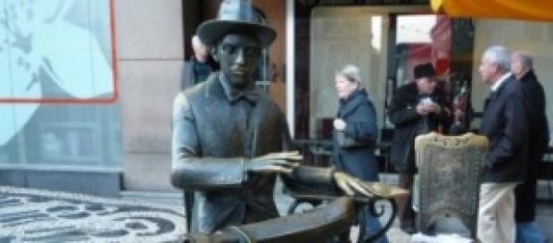 A estátua de Fernando Pessoa A estátua de Fernando Pessoa