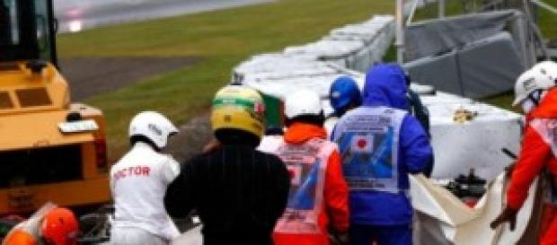 Comisarios y Sanitarios atendiendo el accidentado Comisarios y Sanitarios atendiendo el accidentado