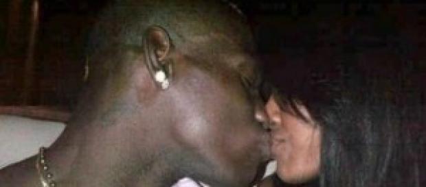 Gossip news: Mario Balotelli con la sosia di Fanny Gossip news: Mario Balotelli con la sosia di Fanny