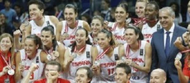La Selección Española femenina celebrando la plata La Selección Española femenina celebrando la plata
