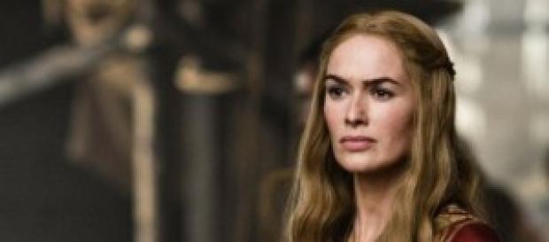 La Reina Cersei se desnuda en la quinta temporada. La Reina Cersei se desnuda en la quinta temporada.