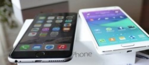 Confronto tra Samsung Note 4 e iPhone 6 Plus.