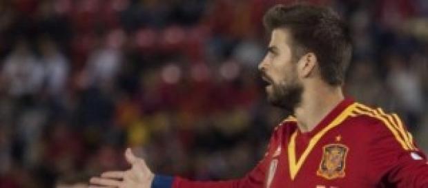 Piqué vistiendo la elástica roja. Foto: melty.es Piqué vistiendo la elástica roja. Foto: melty.es