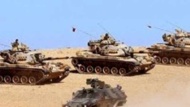 Carri armati tuchi sulla frontiera con la Siria