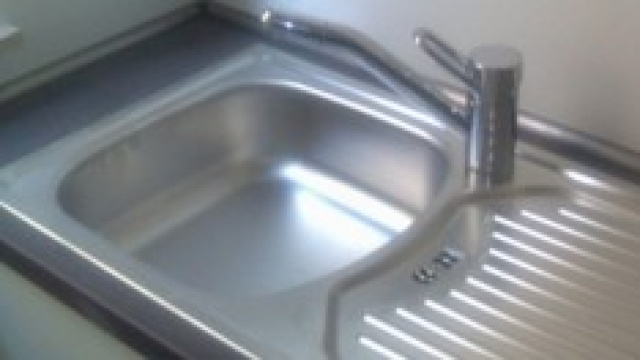 Versa acido nel lavandino ed esplodono tubi