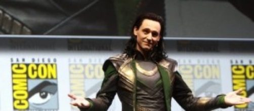 Tom Hiddleston caracterizado como Loki 