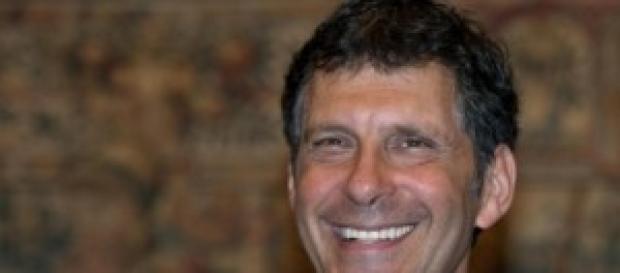 Frizzi emozionato come la prima volta in tv Frizzi emozionato come la prima volta in tv