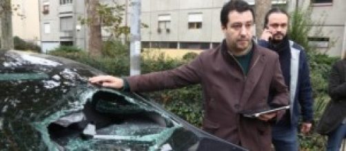 Salvini di fronte al danno arrecato alla sua auto