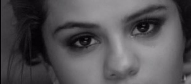 Selena Gomez llora en su último videoclip. Selena Gomez llora en su último videoclip.