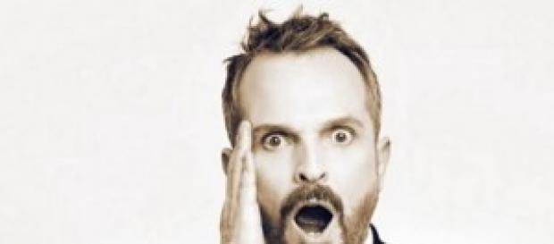Bosé besó a su músico en el escenario Bosé besó a su músico en el escenario