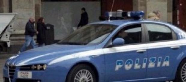 Polizia tratta con uomo chiuso in casa con fucili Polizia tratta con uomo chiuso in casa con fucili