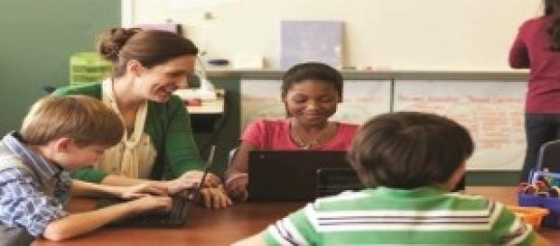 Estudiantes utilizan el Chromebook de Google Estudiantes utilizan el Chromebook de Google