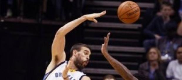 Marc Gasol reparte una de sus asistencias Marc Gasol reparte una de sus asistencias