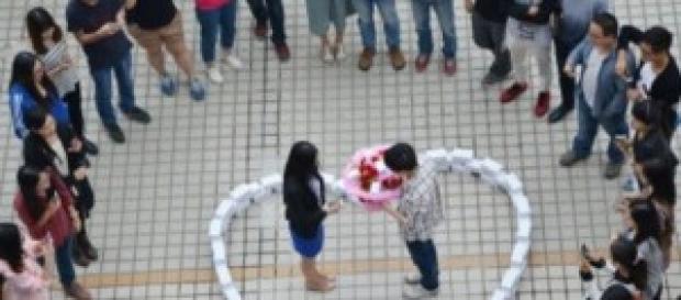 Utilizó 99 iPhones 6 para pedrile matrimonio. Utilizó 99 iPhones 6 para pedrile matrimonio.