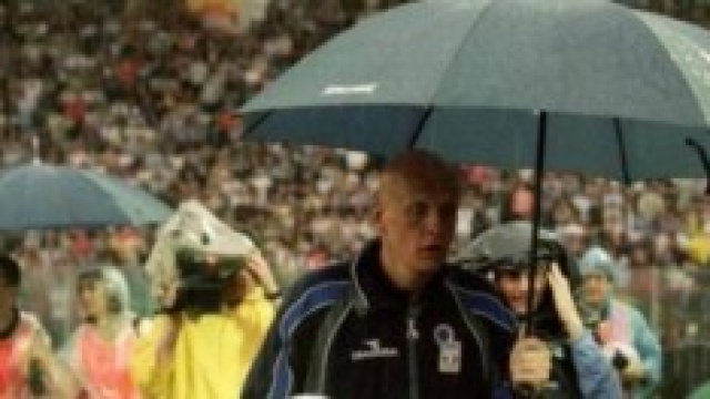 Collina controlla le condizioni del terreno