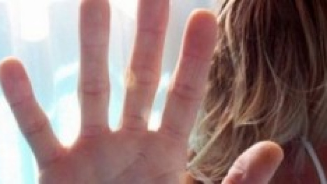 Ragazza violentata nel giorno del 18° compleanno