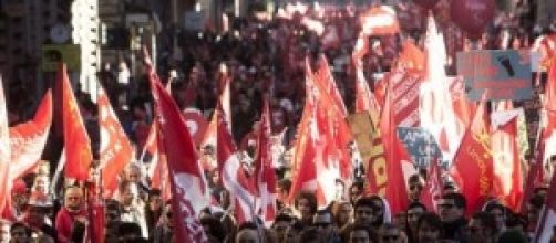 Bandiere Cgil, sciopero generale jobs act pensioni