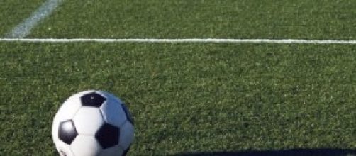 Un pallone da calcio in un campo di Lega Pro