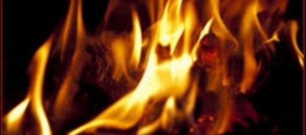 Padre eroe salva figlia da incendio Padre eroe salva figlia da incendio