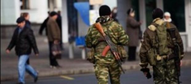 Separatistas Pró-russos nas ruas de Donetsk Separatistas Pró-russos nas ruas de Donetsk