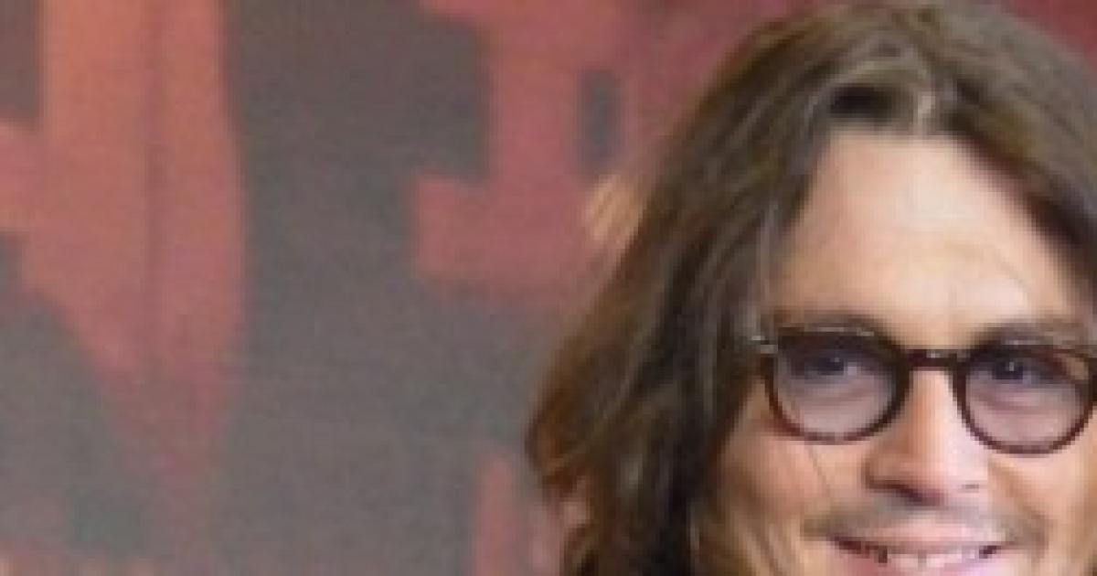Il declino di Johnny Depp: ubriaco e barcollante agli Hollywood Awards