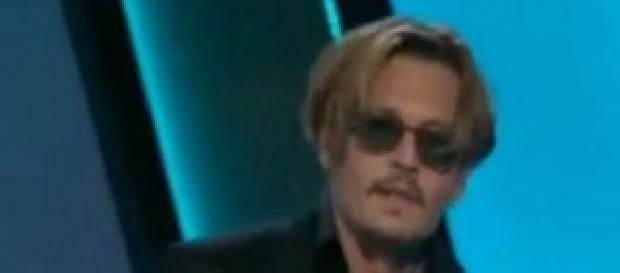 Johnny Deep apareció ebrio y tambaleándose Johnny Deep apareció ebrio y tambaleándose