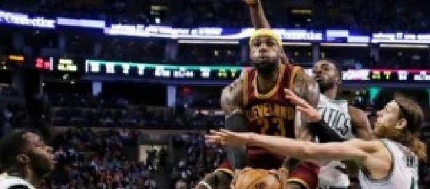 Lebron James entrando a canasta Lebron James entrando a canasta