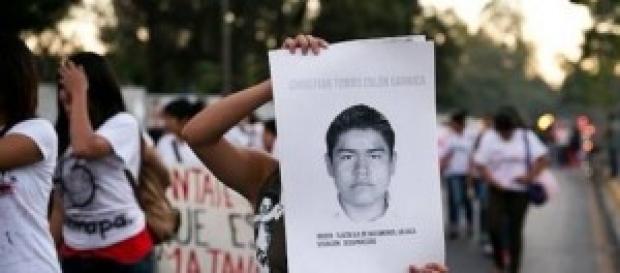 Los Normalistas y Padres marchan por todo el país Los Normalistas y Padres marchan por todo el país